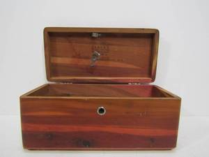 lot 107 image: Vintage Miniature LANE Cedar Chest wKey
