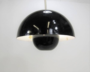 lot 160 image: Vintage Mid Century UFO Style Hanging Metal Pendant Lamp