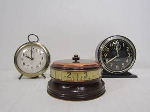 lot 225 image: Lot of 3 Vintage DeskAlarm Clocks