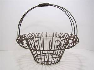 lot 255 image: Large Vintage Heavy Wire Metal Garden Basket
