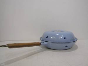 lot 264 image: Vintage Blue DRU HOLLAND Tulips Cast Iron Enameled Skillet w Lid
