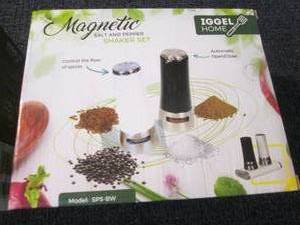 IGGEL Home Salt and Pepper Shaker S...