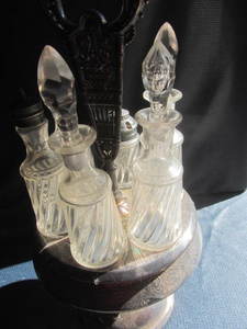 lot 14 image: Condiment Castor Set