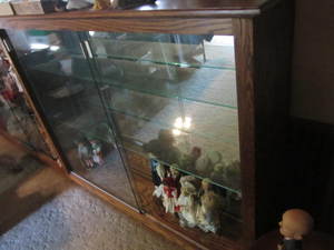 lot 6 image: Large Display Cabinet