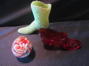 lot 109 image: Fenton Shoes, Paperweight
