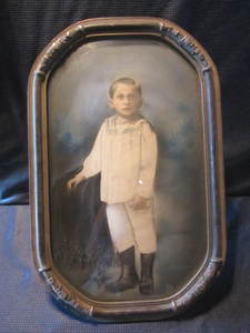 lot 111 image: Vintage Portrait & Frame