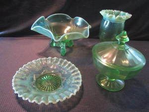 lot 122 image: Green Opalescent Vaseline