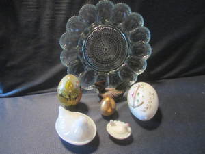 lot 129 image: Antique Nesting Hens, Eggs