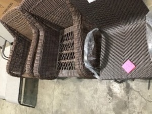 PALLET WITH OUTDOOR PATIO FURNITURE & CHAIRS CUSTOMER RETURNS SEE PICS
