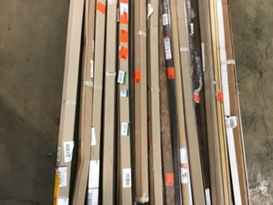 PALLET WITH NOSE MOLDINGS DIFFERENT SIZES CUSTOMER RETURNS SEE PICS