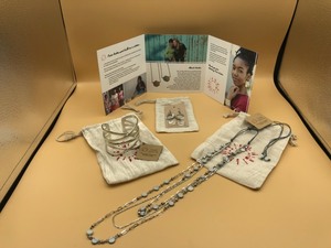 lot 43 image: Ladies Jewelry Set