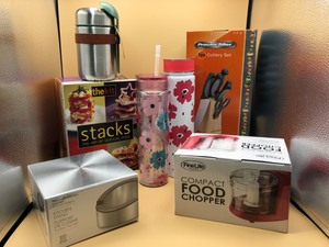 lot 62 image: 7 Piece Kitchen Package