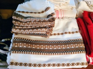 lot 39 image: Variety of Tablecloths and Napkins