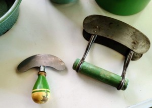 lot 55 image: Fun Green Vintage Housewares