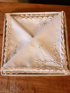 lot 74 image: Vintage LinensDoilies