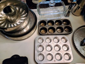lot 98 image: Large Lot of Bakeware