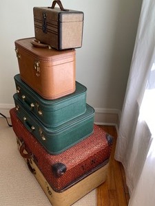lot 1 image: Awesome Set of Vintage Luggage