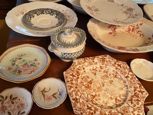 lot 27 image: Large Lot of Vintage Dishes