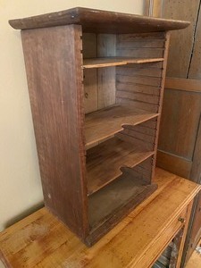 lot 23 image: Decorative Organizer