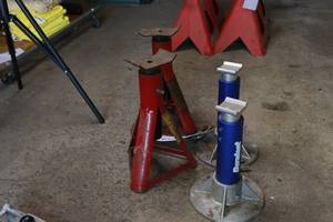 lot 18 image: Lot of jack stands