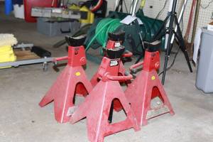 lot 19 image: Set of (4)  6 ton Jack stands  Great condtion