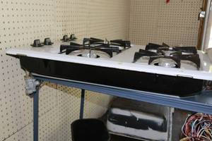 lot 21 image: Four burner Kitchen Gas Stove