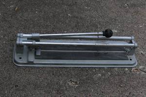 lot 23 image: 12  Tile cutter