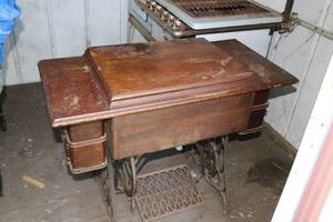 lot 346 image: Antique Singer Sewing Table with Singer sewing machine