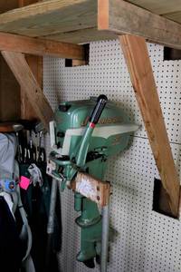 lot 11 image: 5.5 Hp Johnoson Boat Motor