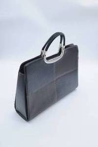 lot 197 image: Attractive leather bag - like new