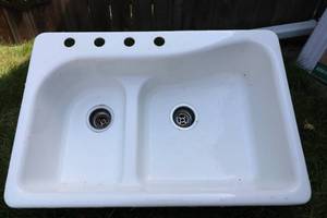 lot 50 image: Porcelain enamel kitchen sink. Good condition