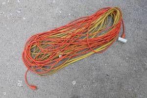 lot 49 image: Lot of extension chords 