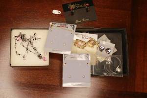 lot 402 image: vintage Fashion jewelry lot - mostly earrings