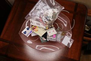 lot 405 image: Vintage Ribbed glass bowl with miscellaneous jewelry