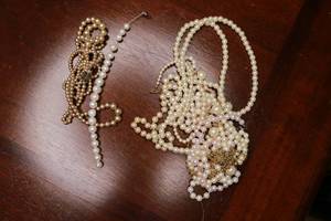 lot 406 image: Pearl necklace lot