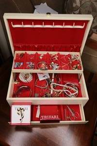 lot 407 image: Vintage jewelry box filled with costume jewelry