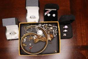lot 408 image: Lot of costume rings and earrings