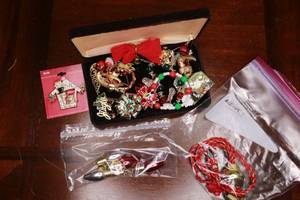 lot 412 image: Lot of Christmas jewelry in velvet box&nbspincludingVintage items