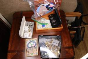 lot 413 image: Lot of miscellaneous jewelry and cases&nbspincludingVintage items