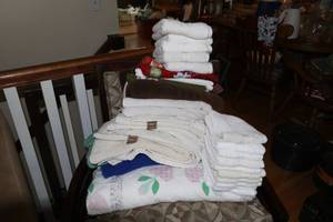lot 418 image: Lot of bathhand towels, and blankets