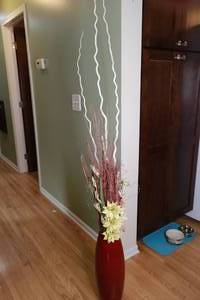 lot 421 image: Floor vase with rustic accents and fleur de lis hook