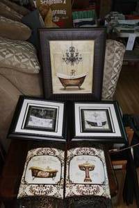 lot 425 image: Lot of French themed bathroom dcor