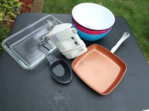 lot 128 image: Change name and description Copper Fry Pan, Hand Blender, Bowls, Popcorn bowl, 8.5x13.5 glass Baking pan