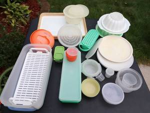 lot 129 image: Lot of Tupperware