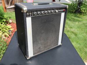 lot 61 image: Peavy Pacer guitar am 100 ss series