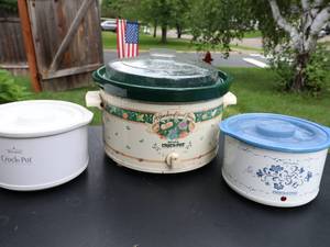 lot 145 image: Lot of Croc Pots (3)