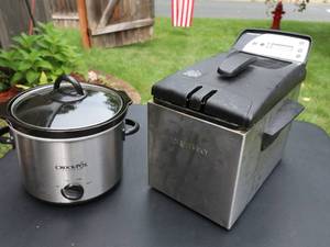 lot 148 image: Deep frier and Crocpot