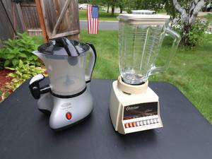 lot 146 image: Osterizer 10 speed Blender and Hot Cocoa-Latte mixer