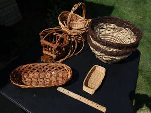 lot 63 image: Lot of wicker baskets and hanging flower pot holders 
