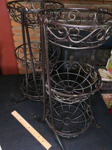 lot 454 image: Metal countertop tiered fruit basket